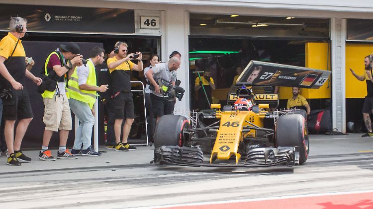 Robert Kubica fährt in einem extra für ihn umgebauten Rennauto. Die Ausfahrt aus der Garage klappt nicht reibungslos.