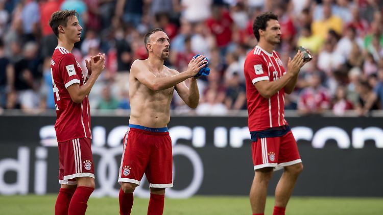 Nach dem Schlusspfiff applaudieren nur die Profis des FC Bayern ihren Fans - ein Echo gibt es nicht.