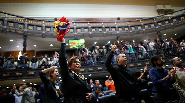 "Betrug", skandierte das von der Opposition kontrollierte Parlament. Es ist unklar, ob es wieder zusammentreten können wird.