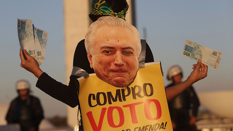 "Ich kaufe Stimmen": Ein Demonstrant vor dem Parlament in Brasilia samt Konterfei des Präsidenten.