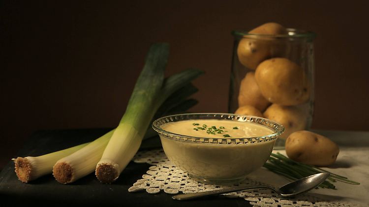 Einfach, aber gut: Porree und Kartoffeln sind die Hauptbestandteile der französischen Vichyssoise.