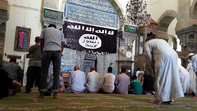 Anhänger des IS beten 2014 in einer Moschee in Mossul.