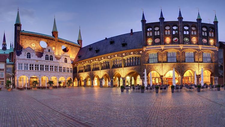 Abendstimmung am Rathausmarkt in Lübeck: Die Stadtverwaltung ist das prunkvollste Gebäude, das die Stadtherren während der Hansezeit bauten.