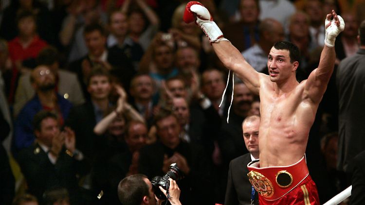 Wladimir Klitschko jubelte 2006 in Mannheim nach dem Kampf gegen Chris Byrd aus den USA um die IBF-Weltmeisterschaft im Schwergewicht. 