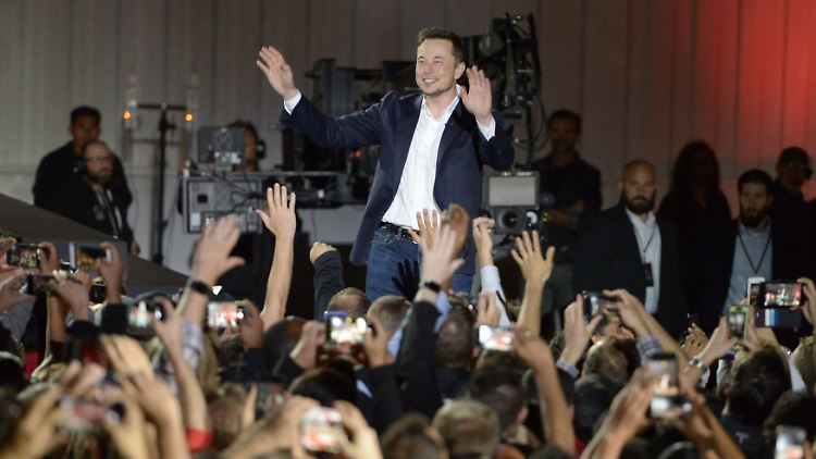 Ein Mann, ein Auto, eine Euphoriewelle: 63.000 Vorbestellungen mehr oder weniger sind für Elon Musk kein Problem.