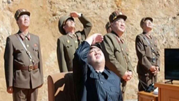 Nordkoreas Diktator Kim Jong Un (vorn) beobachtet den Start einer Rakete.