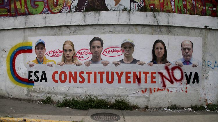 "Diese Verfassungsgebende Versammlung funktioniert nicht", steht auf einem abgeänderten Werbeplakat in Caracas.