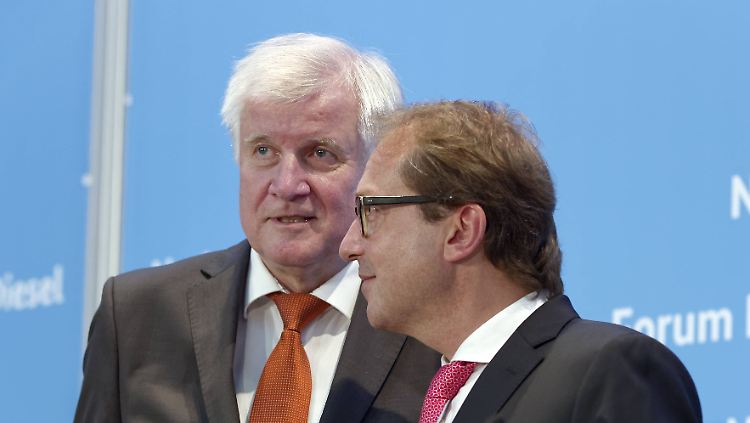 CSU-Chef Horst Seehofer und sein Parteikollege, Verkehrsminister Alexander Dobrindt beim Dieselgipfel