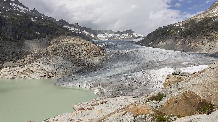Rhonegletscher im Nordosten des Kantons Wallis in den Zentralalpen der Schweiz (Bild vom 7. Juli 2017). Der Gletscher ist stellenweise mit Tüchern abgehängt, um den Schmelzprozess zu verlangsamen.