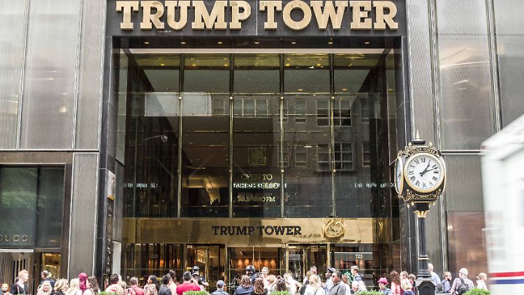 Präsident Trump war seit seiner Amtseinführung nicht mehr im Trump Tower, Demonstranten versammeln sich aber immer wieder vor dem Wolkenkratzer.