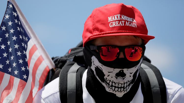 Ein Teilnehmer einer Demonstration weißer Nationalisten in Washington zeigt sich mit einer Mütze aus dem Trump-Wahlkampf.