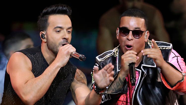 Luis Fonsi (l.) und Daddy Yankee haben mit "Despacito" den Sommerhit dieses Jahres geschrieben.