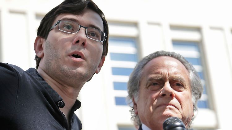 Shkreli (l.) mit seinem Anwalt Brafman.