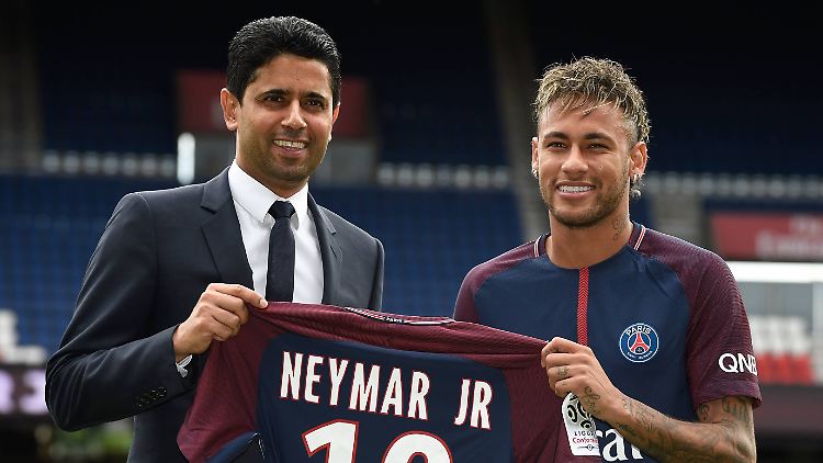 Neymar präsentiert sein Pariser Trikot - das bei den Fans auch sehr gut anzukommen scheint.