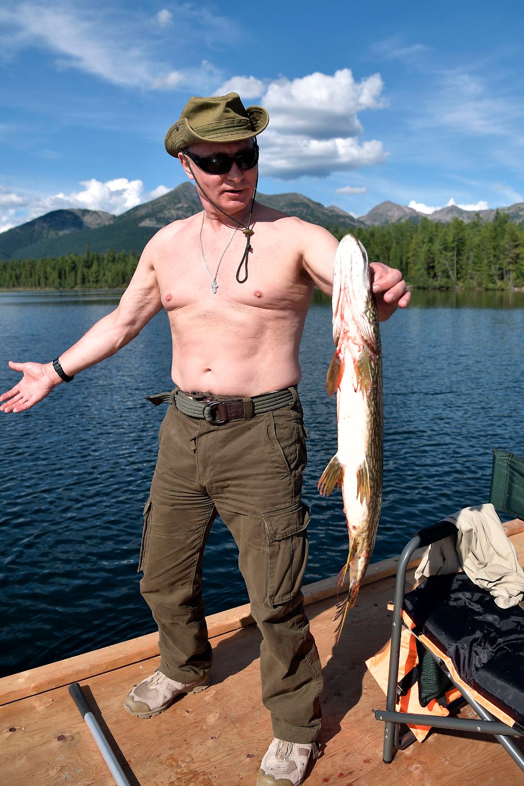 Da ist er wieder, der nackte Oberkörper des russischen Präsidenten. Mit ausgebreiteten Armen steht Wladimir Putin auf einem Floß in der Sommersonne in Sibirien, einen dicken Fisch in der linken Hand. "Seht her, was für ein toller Hecht!", scheint die Pose beim Angeln in der Republik Tuwa zu sagen. Wie kaum ein anderes Staatsoberhaupt liebt Putin die medienwirksame Inszenierung seines Körpers und seiner Männlichkeit.