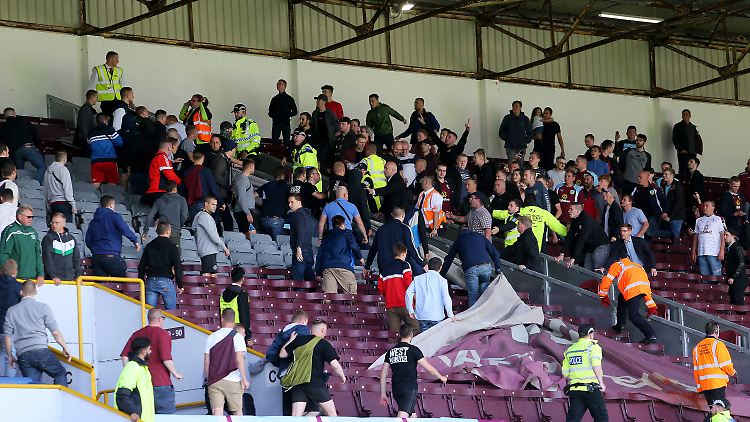 Auf Schmähgesänge ließen die Hannover-Fans in Burnley Sachbeschädigung folgen. Das Spiel musste abgebrochen werden.