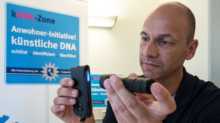 Jörg Reimann von der Polizei in Bremen zeigt die Funktionsweise der flüssigen DNA.