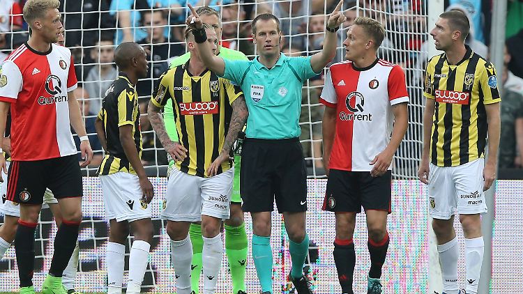 Hauptakteur im Spiel zwischen Feyenoord und Vitesse: Der Schiedsrichter beziehungsweise sein Video-Assistent.
