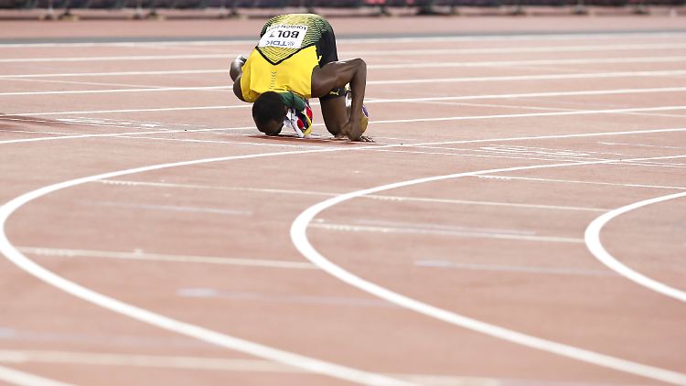 Ein letzter Kuss: Usain Bolt herzt die Bahn in London, auf der seine einmalige Einzelkarriere im Sprint mit Bronze endete.