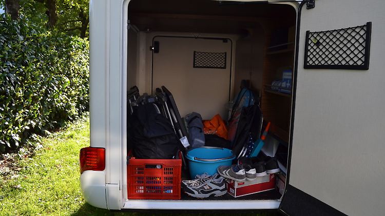 Die von beiden Seiten zugängliche Garage bietet im Hymer B 588 DL reichlich Platz.
