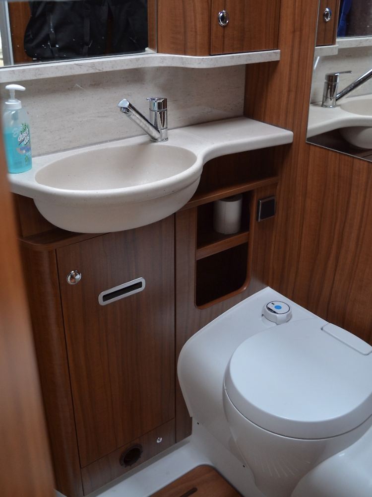 Waschbecken und Toilette sind recht funktional. Warum die Spülwasseranzeige im Testmobil nicht funktionierte, bleibt ein Geheimnis des Herstellers.