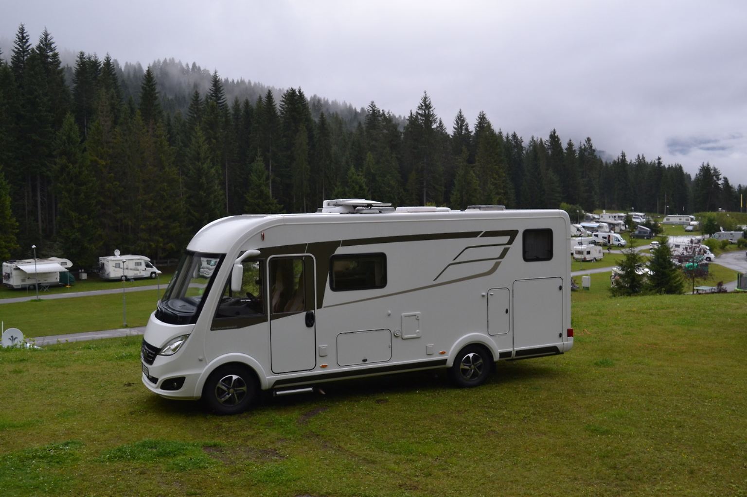 Mit 6,99 Metern Länge, 2,12 Metern Breite und 2,96 Metern Höhe gehört das Hymermobil B-Klasse 588 DL zu den größeren Wohnmobilen.
