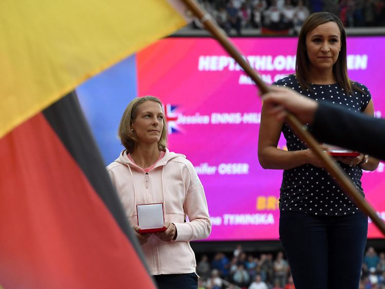 Jennifer Oeser (l.) rückte auf den Silberrang vor, die Britin Jessica Ennis-Hill erhielt nachträglich Gold.