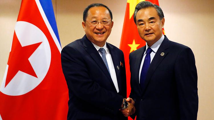 Mit Nordkoreas Außenminister (l) sprach auch der chinesische Kollege Wang Yi - und macht Hoffnung auf Gespräche.
