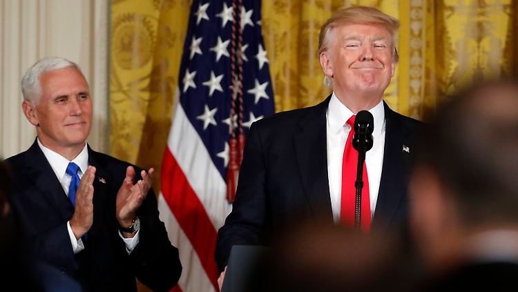 Wer zuletzt lacht, lacht am Besten? Noch applaudiert Mike Pence freudig dem US-Präsidenten Donald Trump.