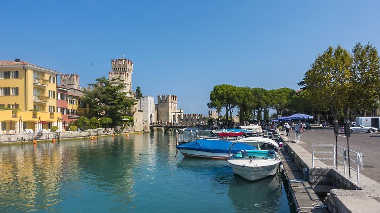 Ein Touristenmagnet: Besonders im Sommer ist die Halbinsel von Sirmione mit ihrer Scaligerburg (l.) von Besuchern überlaufen.