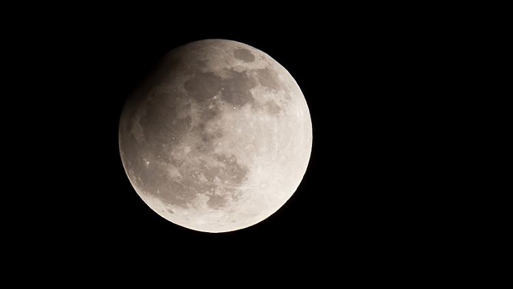 Teilweise verfinstert: Die partielle Mondfinsternis ist ein beeindruckendes Himmelsschauspiel.