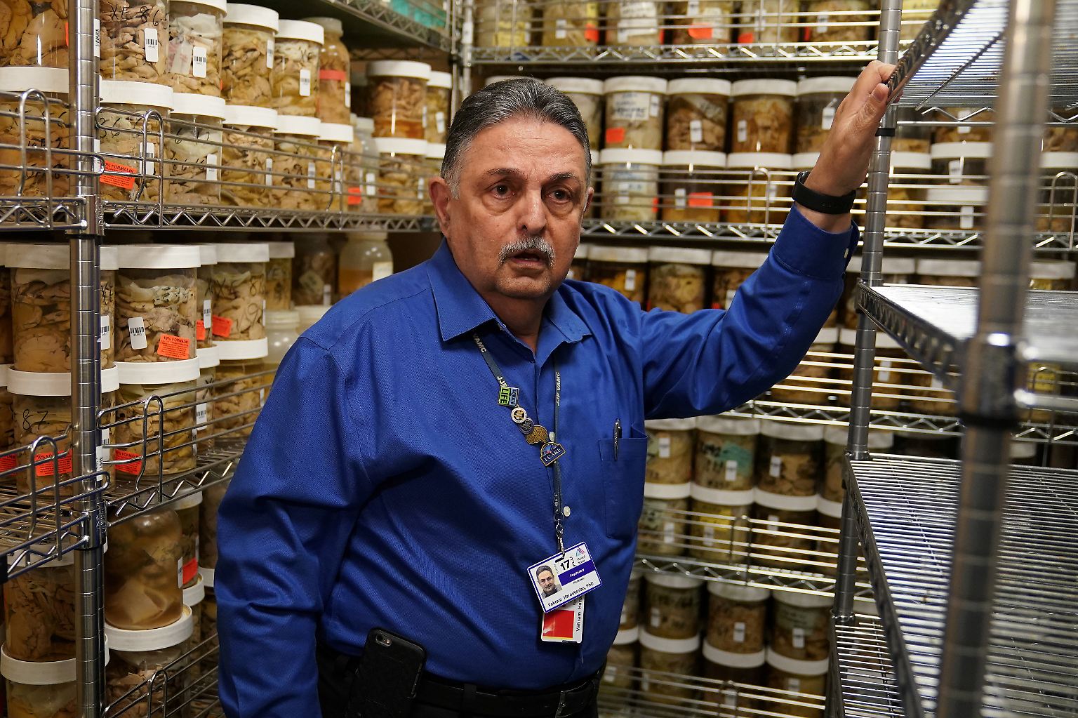 Es sieht aus, als stünde Dr. Vahram Haroutunian vor einem Regal mit Einweckgläsern. Dabei ist es weder Obst noch Gemüse, das hier in Laborräumen in der New Yorker Bronx lagert. Es sind vielmehr ...