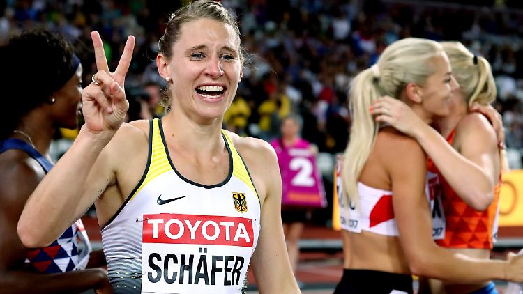 Das Victory-Zeichen für Silber: Carolin Schäfer belohnt sich bei der Leichtathletik-WM für eine ganze starke Leistung. 