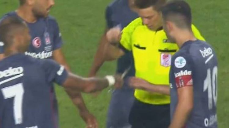 Europameister Ricardo Quaresma überreicht dem Schiedsrichter das nach ihm geworfene Messer.