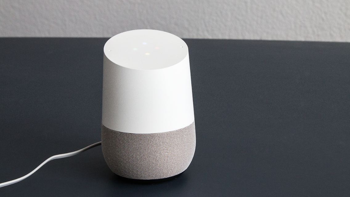 Hübsch ist der Google Home nicht gerade, aber er fällt auch nicht weiter auf.