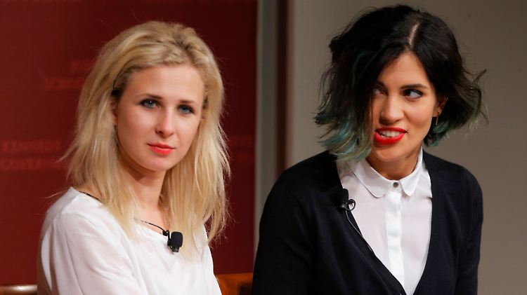 Maria Alechina (l) mit ihrer Pussy-Riot-Kollegin Nadezhda Tolokonnikova bei einem Besuch der Harvard University in den USA vor knapp drei Jahren.