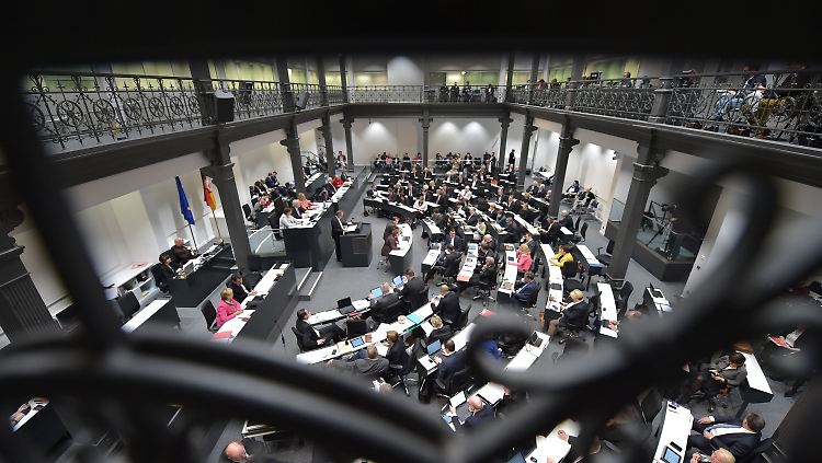 Blick in den Landtag Hannover. Die aktuelle Zusammensetzung des Plenums soll am 21. August aufgelöst werden.