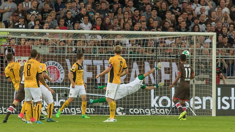 Tor für St. Pauli: Christopher Buchtmann versenkt den Ball in der 22. Minute.