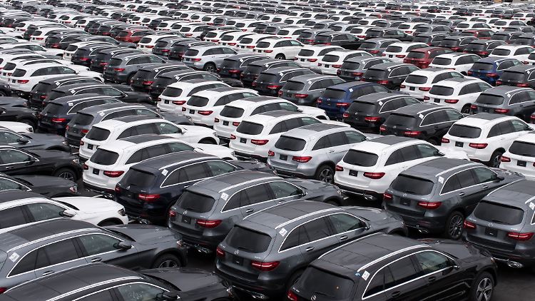 Exportschlager: Autos von Mercedes Benz in einem Terminal von Bremerhaven.