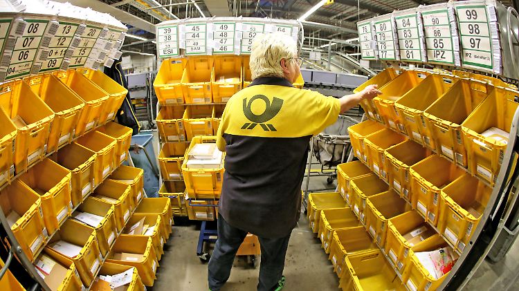 Dass immer mehr Deutsche online shoppen, hilft auch der Deutschen Post.