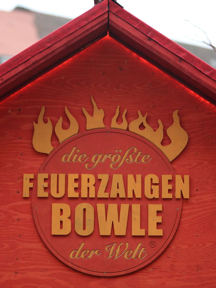 Auf dem Nürnberger Christkindlesmarkt gibt es seit einigen Jahren eine riesige Feuerzangenbowle ...