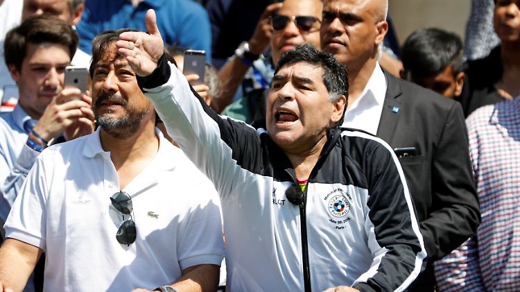 Diego Maradona am Rande eines Fußballspiels.