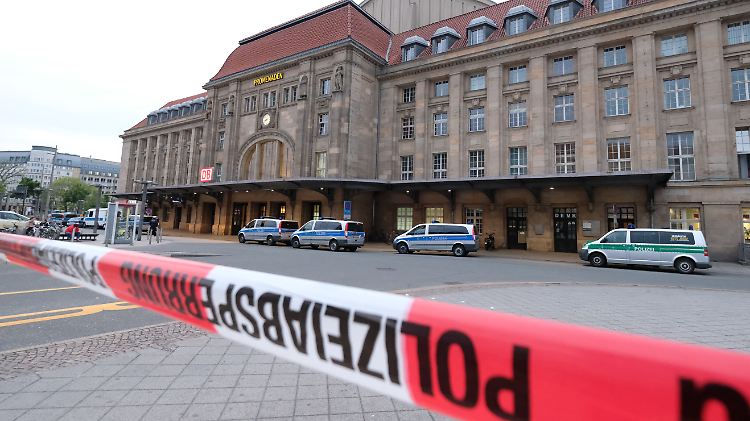 Am Willy-Brandt-Platz vor dem Leipziger Hauptbahnhof sticht ein 28-Jähriger auf eine Frau ein.