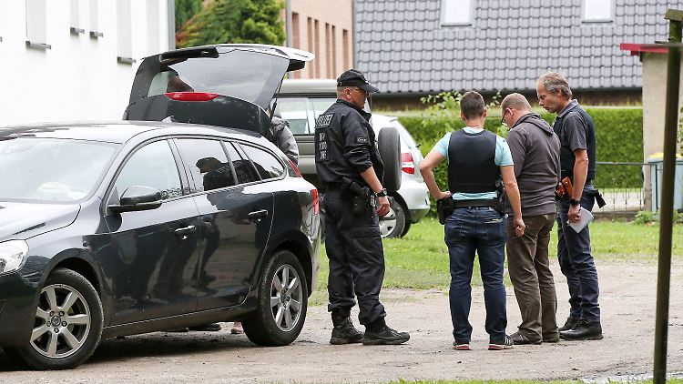 Bei einem Anti-Terroreinsatz wurden die zwei mutmaßlichen Gefährder festgenommen, die jetzt abgeschoben werden sollen.