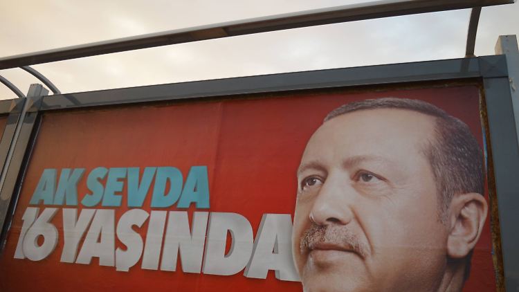 Der türkische Präsident Recep
Tayyip Erdogan auf einem Plakat anlässlich des 16. Gründungsjahres der AKP.