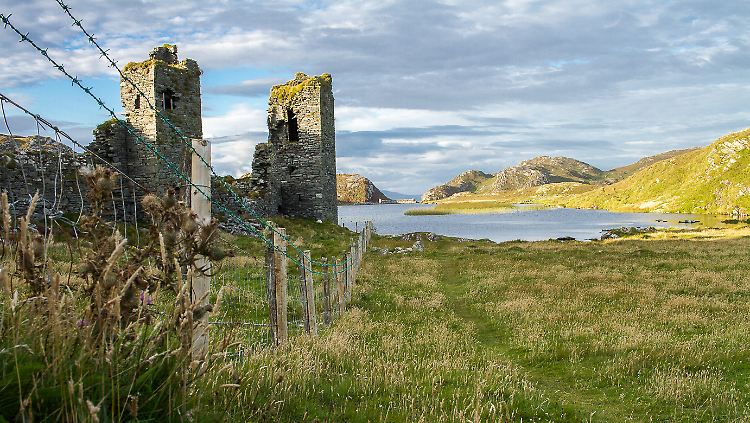 Die Überreste des Dunlough Castle im Südwesten Irlands.
