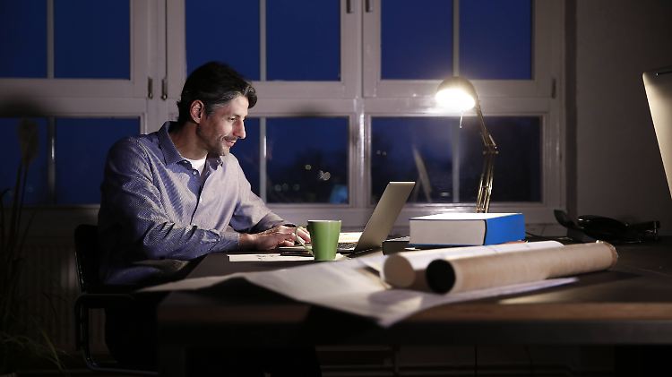 Während viele schon mittags den Feierabend herbeisehnen, können sich Arbeitssüchtige einfach nicht losreißen.