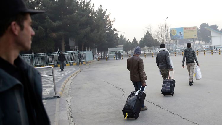 Start in eine ungewisse Zukunft: Abgeschobene Afghanen verlassen den Flughafen in Kabul.