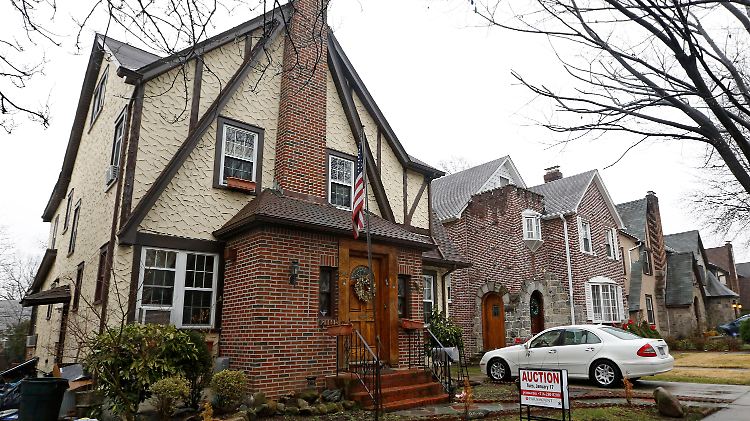 Das Haus im New Yorker Stadtteil Queens wartet mit fünf Schlafzimmern und vier Badezimmern auf.