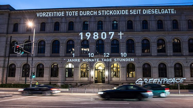 Greenpeace wies am Rande des Dieselgipfels in Berlin auf die Gefahren des Selbstzünders hin.